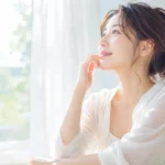 周りに振り回されず自分の内側の感覚に戻る女性のイメージ