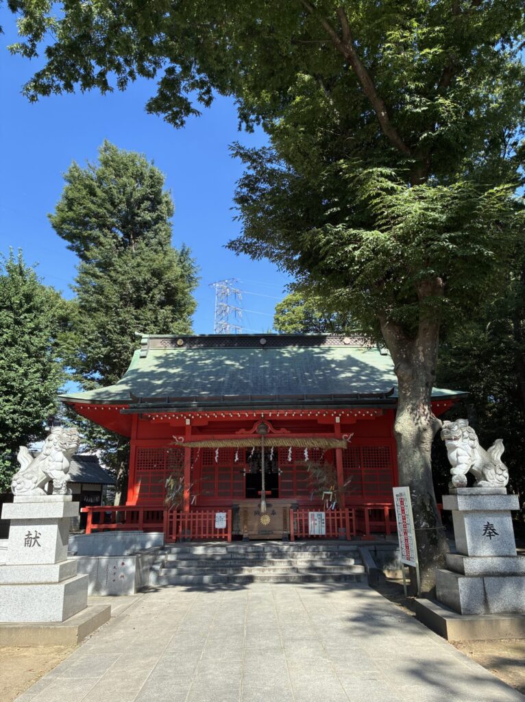 小野神社の赤い社殿と青空の境内