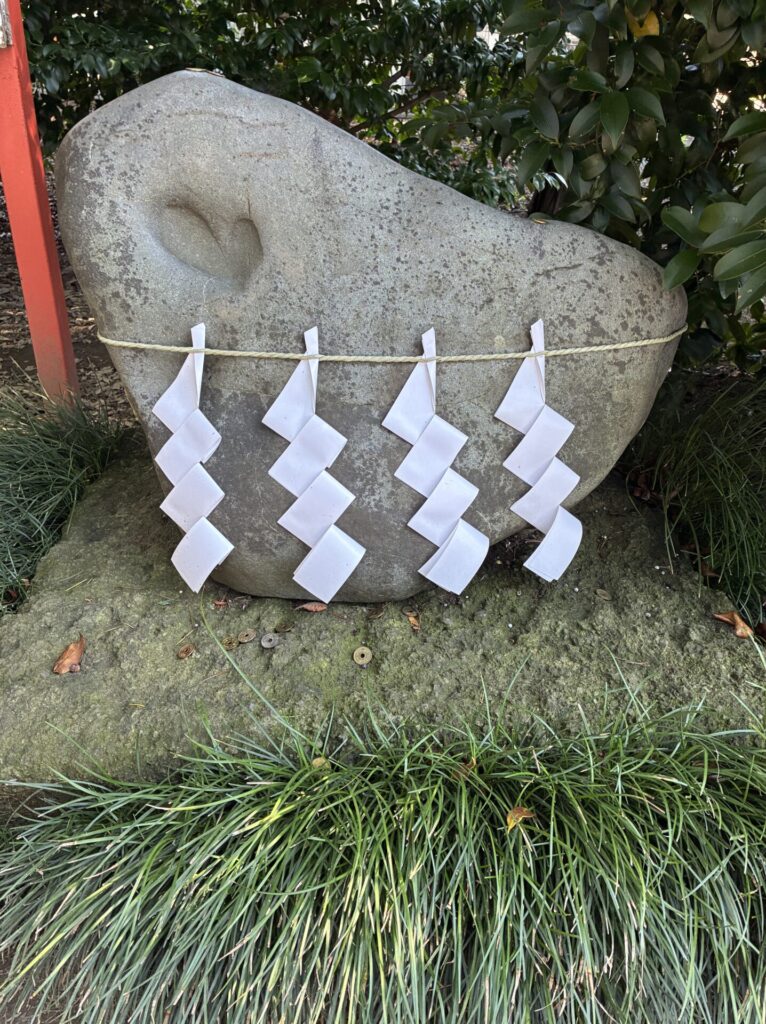 小野神社のハートの石