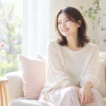 窓辺で微笑む心ほどける女性